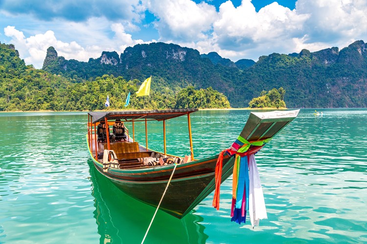 Chieow Laan meer in Khao Sok Nationaal Park, Thailand